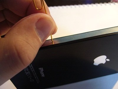 Peate klõpsama väikesel kenal augul iPhone'i küljel, siis avaneb pistik, mis on keskendunud lihtsalt asjaolule, et see sisaldab SIM-kaarti