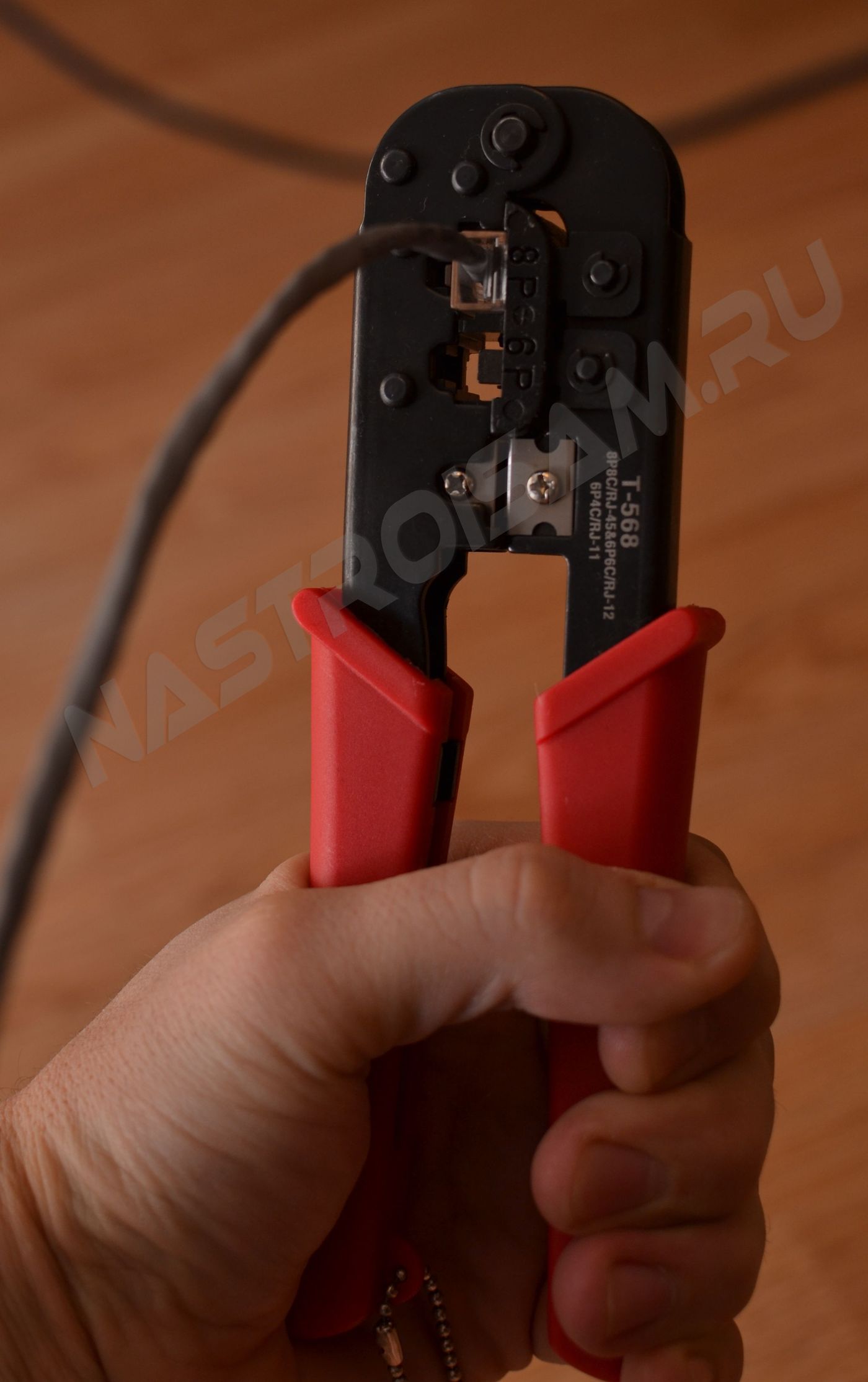 Pour que la paire torsadée ne saute pas et que le câblage reste dans le connecteur jusqu'à ce qu'il s'arrête, nous insérons le connecteur avec le fil dans le sertissage: